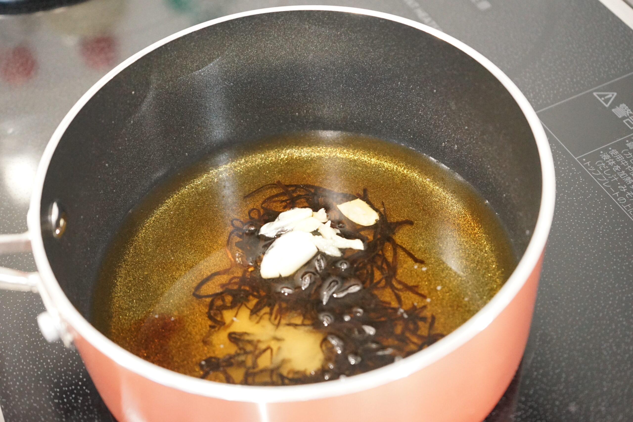 漬けダレの鷹の爪以外を鍋に入れ、約10ほど沸騰させ、アルコールを飛ばします。
