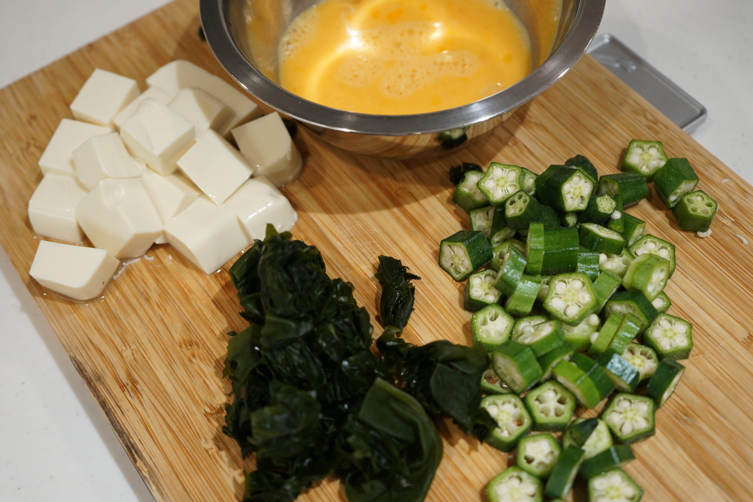 豆腐もわかめも一口サイズに切っておき、卵も溶いておきましょう。